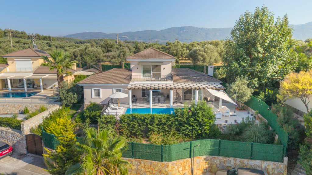Kuşadası Soğucak’ta 750 m² Arsa Payına Sahip Deniz Manzaralı Satılık Villa
